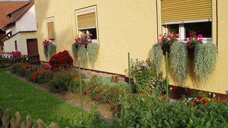 Auch Barbara Jakobsche aus Wernarz zeigt gärtnerisches Geschick.