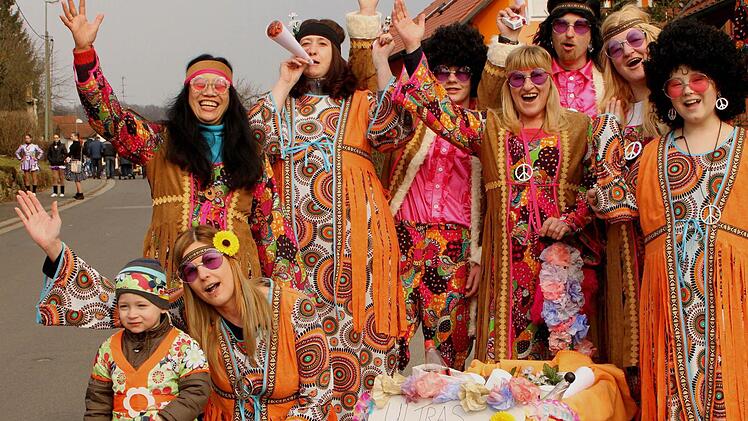 "All You Need Is Love": Als kunterbunte Hippies und Blumenkinder kamen die "Ultras" aus Dörflis.