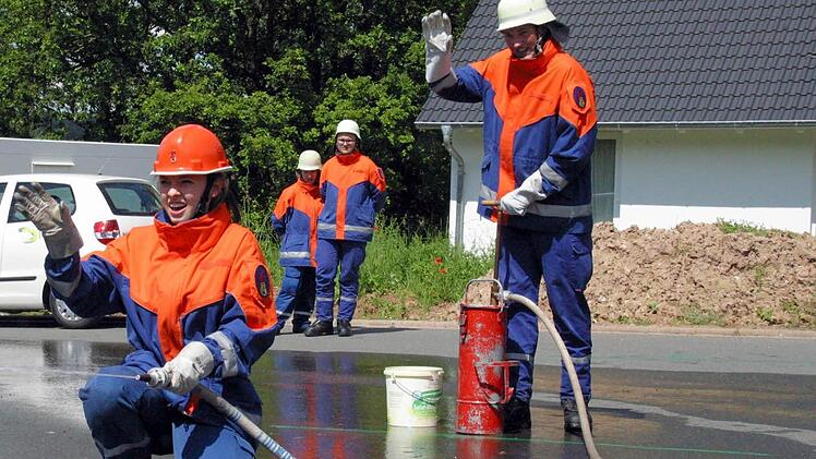"Wasser halt!", die Aufgabe Zielspritzen mit der Kübelspritze erfüllten Katharina Püls vorn und Patrick Heide an der Pumpe sehr gut und schnell. Später erreichten die Beiden mit dem Team Bad Rodach den 3. Platz. Foto: Bettina Knauth