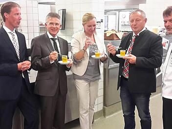 Probieren geht über studieren: Rhöner Süppchen kredenzten Küchenchef Thomas König (rechts) und Hoteldirektor Oliver Fiege (links) den Referenten Landrat Thomas Bold, Barbara Landgraf und Roland Friedrich (v.r.n.l.) direkt am Herd. Foto: Rolf Pralle