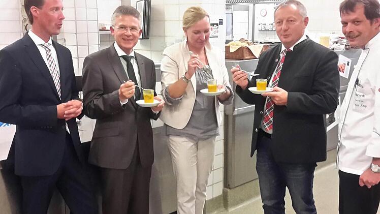 Probieren geht über studieren: Rhöner Süppchen kredenzten Küchenchef Thomas König (rechts) und Hoteldirektor Oliver Fiege (links) den Referenten Landrat Thomas Bold, Barbara Landgraf und Roland Friedrich (v.r.n.l.) direkt am Herd. Foto: Rolf Pralle
