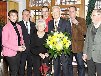 Zu Robert Hartmanns 90. Geburtstag kam die ganze SPD-Familie, und auch Oberbürgermeister Henry Schramm (CSU) gratulierte. Foto: Sonja Adam