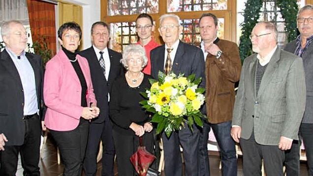 Zu Robert Hartmanns 90. Geburtstag kam die ganze SPD-Familie, und auch Oberbürgermeister Henry Schramm (CSU) gratulierte. Foto: Sonja Adam