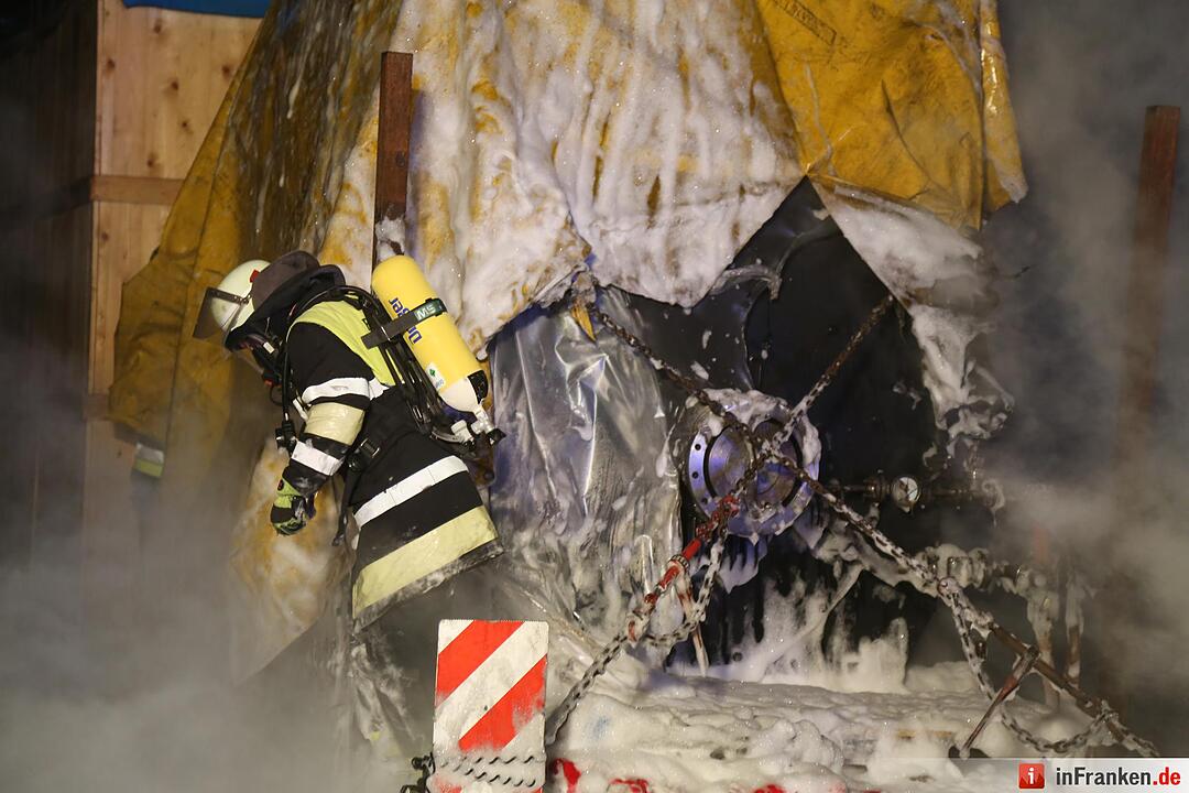 Schwertransport fängt auf A9 Feuer