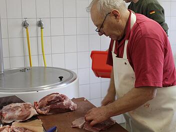 Walter Steinert schneidet die Bratenstücke zurecht. Fotos: Janina Reuter