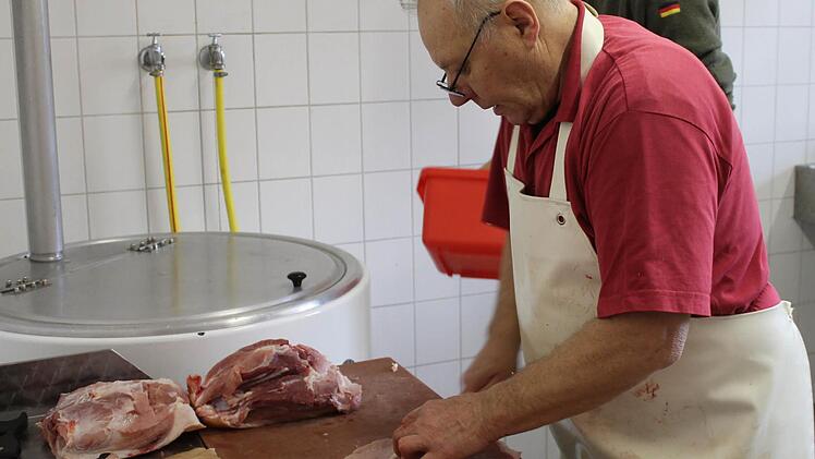 Walter Steinert schneidet die Bratenstücke zurecht. Fotos: Janina Reuter