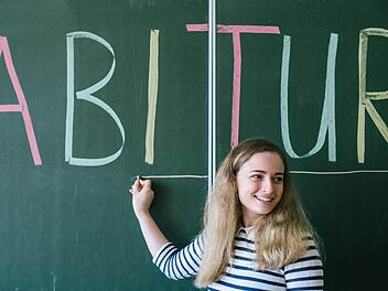 Kreide wird Sophie Mitter in den kommenden Wochen keine in der Hand haben. Einen Stift dafür umso öfter. Knapp vier Stunden haben die Schüler des Frankenwald-Gymnasiums heute für die schriftliche Mathematik-Prüfung Zeit. Foto: Marian Hamacher