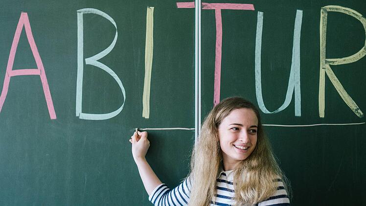 Kreide wird Sophie Mitter in den kommenden Wochen keine in der Hand haben. Einen Stift dafür umso öfter. Knapp vier Stunden haben die Schüler des Frankenwald-Gymnasiums heute für die schriftliche Mathematik-Prüfung Zeit. Foto: Marian Hamacher