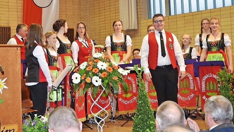 Stephan Schmidt hatte im vergangenen Jahr die Leitung der Frankenwaldkids des Musikvereins gemeistert. In diesem Jahr darf der 19-Jährige im zweiten Konzertteil den Musikverein Frankenwald dirigieren. Mit den Musikerinnen und Musikern wird er damit seinen ersten großen Auftritt als Dirigent haben.  Foto: K.- H. Hofmann