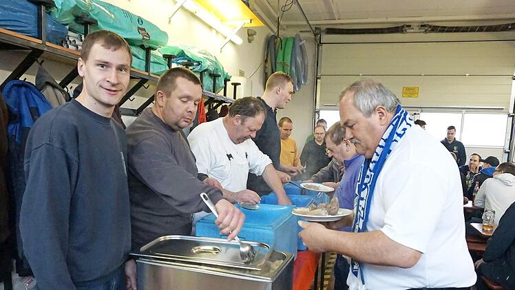 Die fränkischen Spezialitäten waren heiß begehrt. Foto: Richard Sänger