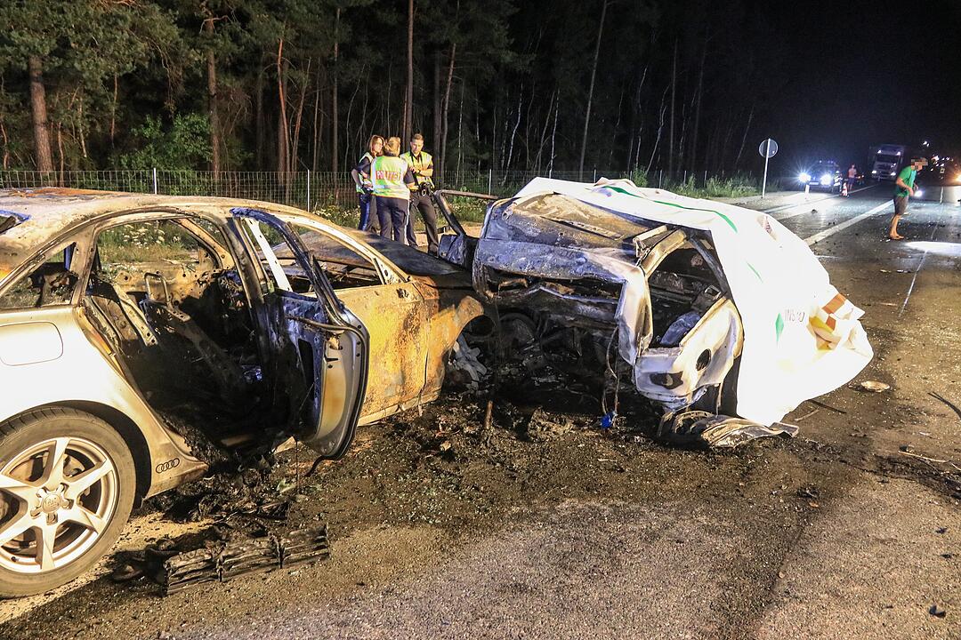 Zwei Tote, vier Schwerverletzte bei Unfall auf A3