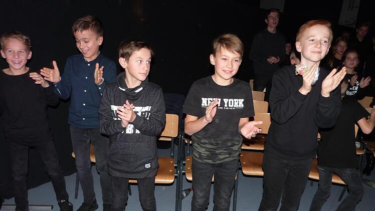 Musikschüler klatschen ihren Mitschülern Beifall. Foto: Werner Reißaus