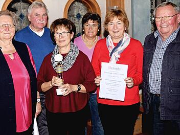 Die flei&szlig;igsten Toureng&auml;nger erhielten Pr&auml;sente von der Wanderfamilie Gerlinde (links) und Siegfried Konrad (rechts) &uuml;berreicht, w&auml;hrend der "Wander-Pokal" an Maria Heitzer (Bildmitte) ging. Fotos: Dieter Radziej