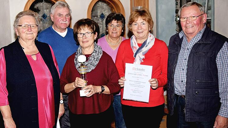 Die flei&szlig;igsten Toureng&auml;nger erhielten Pr&auml;sente von der Wanderfamilie Gerlinde (links) und Siegfried Konrad (rechts) &uuml;berreicht, w&auml;hrend der "Wander-Pokal" an Maria Heitzer (Bildmitte) ging. Fotos: Dieter Radziej