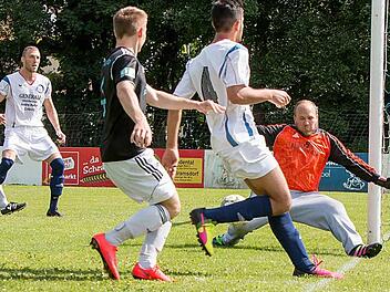 Christian Tauer (rechts) stand gegen den SV Hafenpreppach für den TSV Cortendorf im Tor. Zum Spielabbruch wollte sich Tauer, der auch Fußball-Abteilungsleiter beim TSV Cortendorf ist, nicht äußern.  Foto: Albert Höchstädter