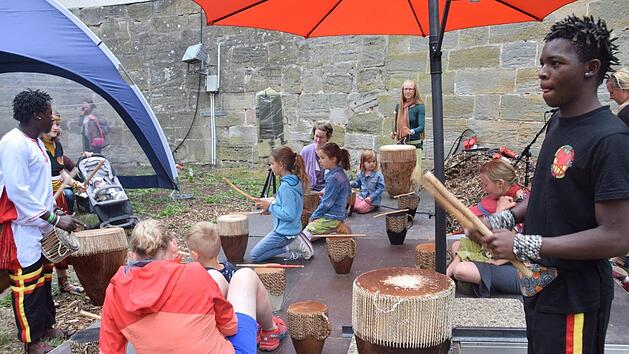 Die Afrika-Kulturtage lockten viele Besucher in die Kaiserpfalz nach Forchheim. Die Trommelworkshops waren bei den Kindern sehr beliebt. Fotos: Eva-Maria Turnwald
