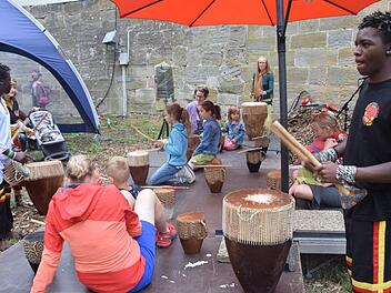 Die Afrika-Kulturtage lockten viele Besucher in die Kaiserpfalz nach Forchheim. Die Trommelworkshops waren bei den Kindern sehr beliebt. Fotos: Eva-Maria Turnwald
