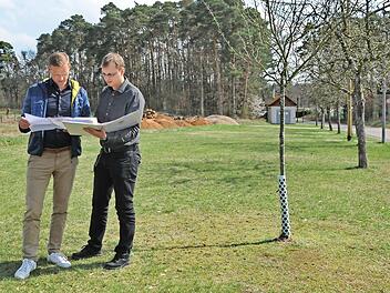 Bürgermeister Holger Bezold (l.) mit Kai Wellmann aus der Verwaltung bei der Durchsicht der Pläne für den Kita-Neubau an der Sebalder Straße  Foto: Karl Heinz Wirth