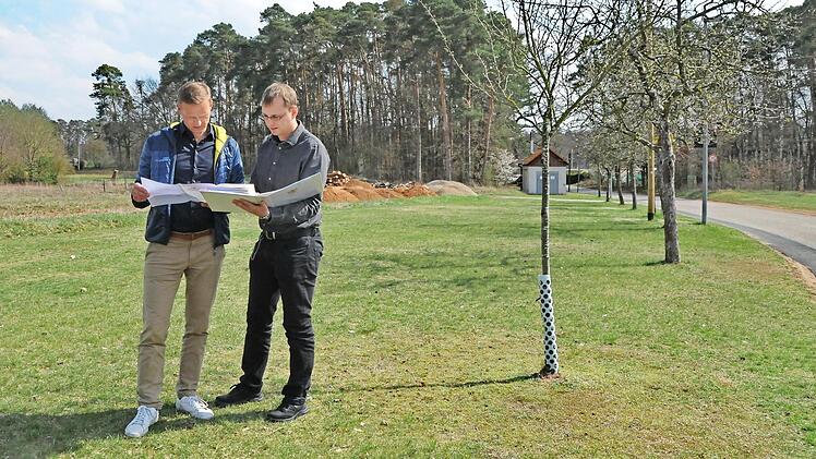 Bürgermeister Holger Bezold (l.) mit Kai Wellmann aus der Verwaltung bei der Durchsicht der Pläne für den Kita-Neubau an der Sebalder Straße  Foto: Karl Heinz Wirth