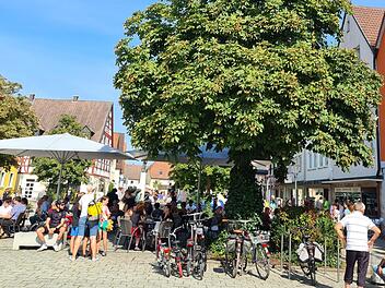 Eis, shoppen, flanieren: Am Sonntag war in Ebermannstadt einiges geboten. Die Menschen nahmen die Angebote gut an. Foto: Carmen Schwind