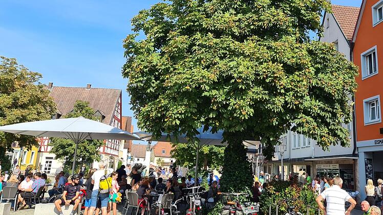 Eis, shoppen, flanieren: Am Sonntag war in Ebermannstadt einiges geboten. Die Menschen nahmen die Angebote gut an. Foto: Carmen Schwind