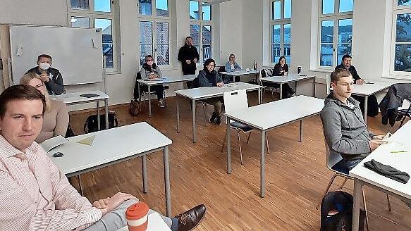 Elf Kursteilnehmer erfahren in fünf Modulen mehr zum Thema Digitalisierung. Im Hintergrund Kursleiter Norbert Barnickel