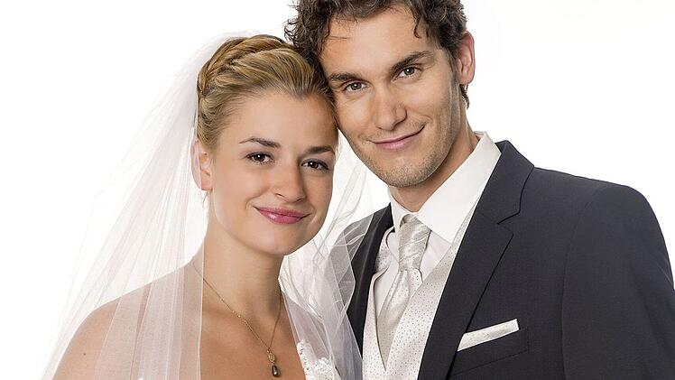 Natürlich gab es auch am Ende der siebten Staffel 2012 ein glückliches Paar: Theresa Burger (Ines Lutz, links) trat mit ihrem Traummann Moritz (Daniel Fünffrock) in der 1.600. Folge vor den Altar.