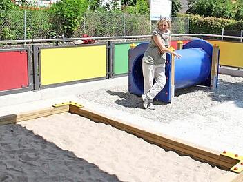 Expertin Heidemarie Haus schlug unter anderem vor, den Kies zu entfernen und einen Teil der bunten Zaunelemente durch luftdurchlässige Stabmatten zu ersetzen. Foto: Johanna Blum