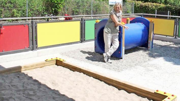 Expertin Heidemarie Haus schlug unter anderem vor, den Kies zu entfernen und einen Teil der bunten Zaunelemente durch luftdurchlässige Stabmatten zu ersetzen. Foto: Johanna Blum