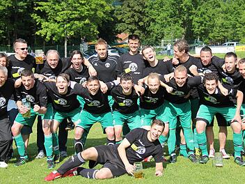 Die DJK-FC Schlaifhausen steht vorzeitig als Meister der A-Klasse 3 und Aufsteiger in die Kreisklasse fest. Hinten, v.l.: Simone Wagner, Manuel Drummer, Heinz Bernhardt, Simon Roppelt, Andreas Steiner, Reinhard Niebler, Manuel Worofka, Florian Kroder, Philipp Präger, André Finze, Michael Drummer. Vorn, v.l.: Heinz Hassa, Pascal Schüpferling, Simon Weisel, Christian Hassa, Felix Lenke, Daniel Kremer, Tobias Lassner und Martin Kroder. Außerdem liegend: Patrick Farr  Foto: Manuel Drummer