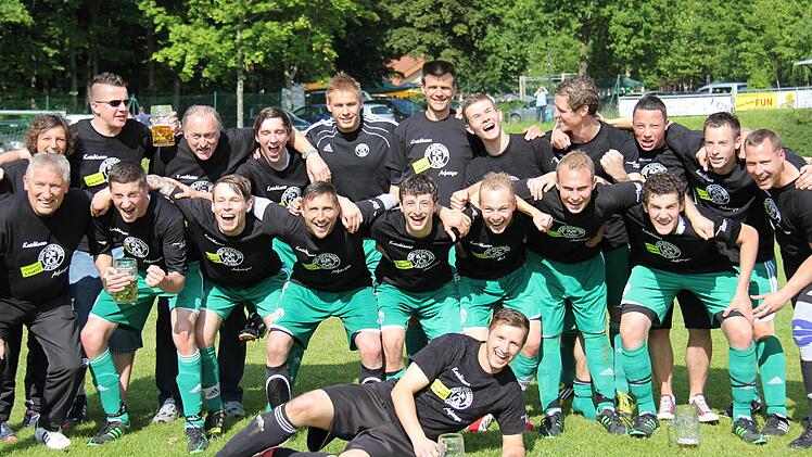 Die DJK-FC Schlaifhausen steht vorzeitig als Meister der A-Klasse 3 und Aufsteiger in die Kreisklasse fest. Hinten, v.l.: Simone Wagner, Manuel Drummer, Heinz Bernhardt, Simon Roppelt, Andreas Steiner, Reinhard Niebler, Manuel Worofka, Florian Kroder, Philipp Präger, André Finze, Michael Drummer. Vorn, v.l.: Heinz Hassa, Pascal Schüpferling, Simon Weisel, Christian Hassa, Felix Lenke, Daniel Kremer, Tobias Lassner und Martin Kroder. Außerdem liegend: Patrick Farr  Foto: Manuel Drummer