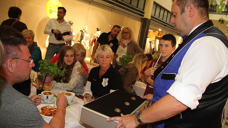 Das Hütchenspiel verblüfft die Zuschauer immer wieder - aber Zauberer Enzo Paolo hatte noch viel mehr Tricks drauf.