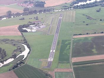 Der Haßfurter Flugplatz aus der Luft: Die Stadt betrachtet das Areal als wichtige Verkehrsinfrastruktur-Einrichtung.  Foto: Ralf Naumann