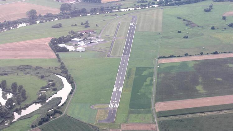 Der Haßfurter Flugplatz aus der Luft: Die Stadt betrachtet das Areal als wichtige Verkehrsinfrastruktur-Einrichtung.  Foto: Ralf Naumann