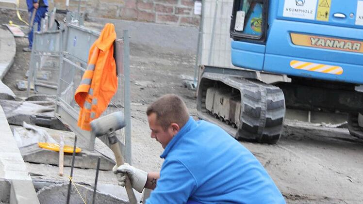 Randsteinplatten an der Brücke in Hummendorf werden gesetzt. Foto: Friedwald Schedel