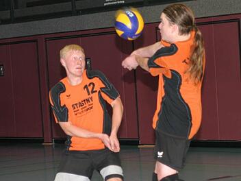 Michael Helbig (rechts) nimmt einen mit viel Druck geschlagenen gegnerischen Angriffsball an. Sein Eberner Teamkollege Edwin Hanke (links) muss nicht eingreifen.