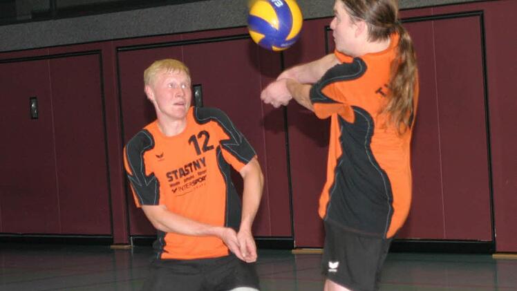 Michael Helbig (rechts) nimmt einen mit viel Druck geschlagenen gegnerischen Angriffsball an. Sein Eberner Teamkollege Edwin Hanke (links) muss nicht eingreifen.