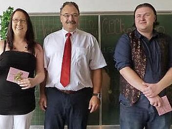 Schulleiter Peter Johann zeichnete Altenpflegerin Sabrina Gößner als Prüfungsbeste aus. Altenpfleger Daniel Fehn war Zweitbester. Foto: kpw