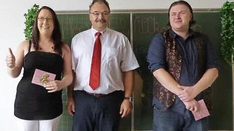 Schulleiter Peter Johann zeichnete Altenpflegerin Sabrina Gößner als Prüfungsbeste aus. Altenpfleger Daniel Fehn war Zweitbester. Foto: kpw