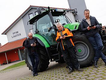Günther Fößel, Werner Wolfschmitt und Bürgermeister Armin Postler (von links) surfen im "Freifunk"-Netz. Auf dem Parkplatz vor dem Feuerwehrhaus hat inzwischen jeder die Möglichkeit kostenlos das Internet zu nutzen. Foto: Matthias Hoch