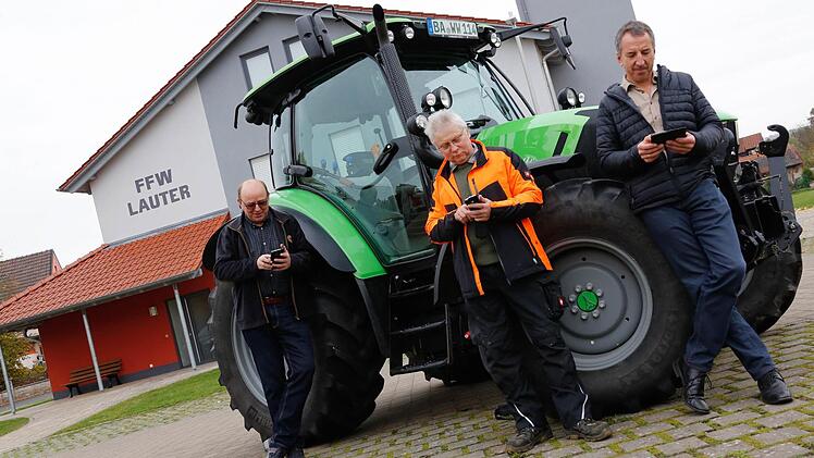 Günther Fößel, Werner Wolfschmitt und Bürgermeister Armin Postler (von links) surfen im "Freifunk"-Netz. Auf dem Parkplatz vor dem Feuerwehrhaus hat inzwischen jeder die Möglichkeit kostenlos das Internet zu nutzen. Foto: Matthias Hoch