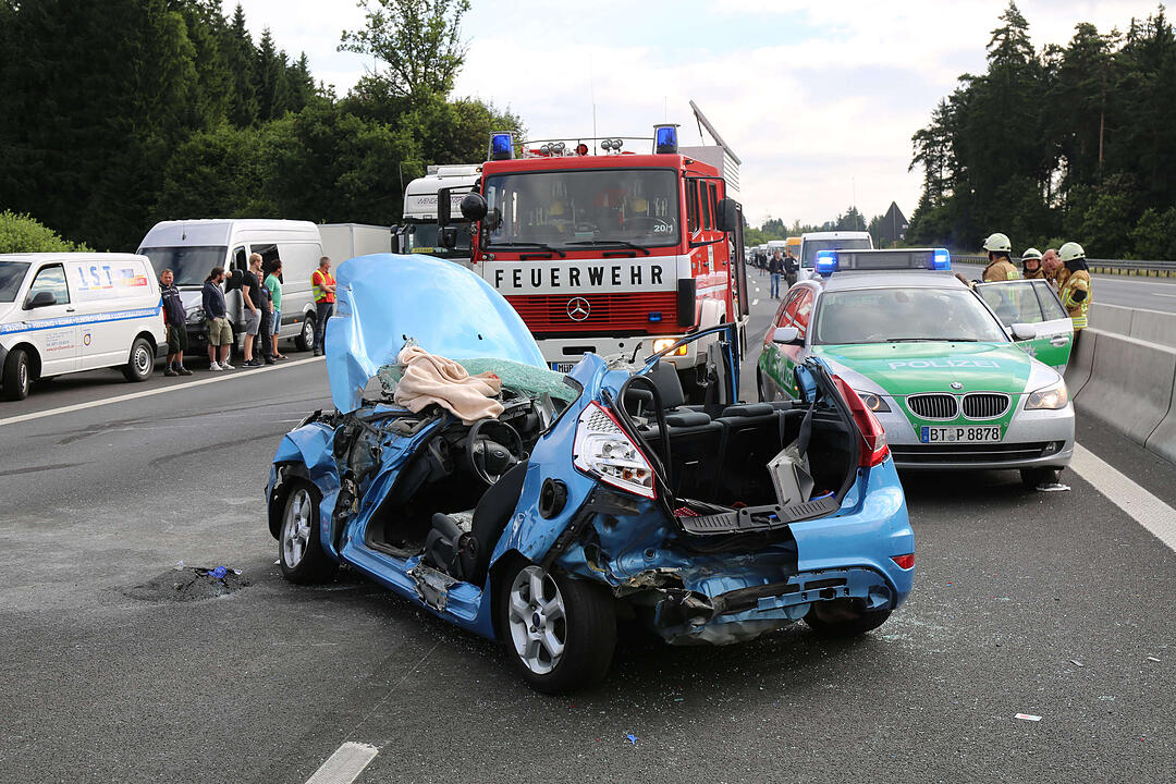 A9 im Kreis Bayreuth: Auto wird unter Lkw geschoben