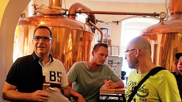 Christian Fiedler (links) zwischen glänzenden Kupferkesseln und den Bierwissens-Durstigen Fotos: Andreas Thamm