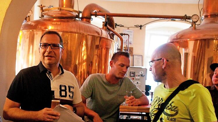 Christian Fiedler (links) zwischen glänzenden Kupferkesseln und den Bierwissens-Durstigen Fotos: Andreas Thamm