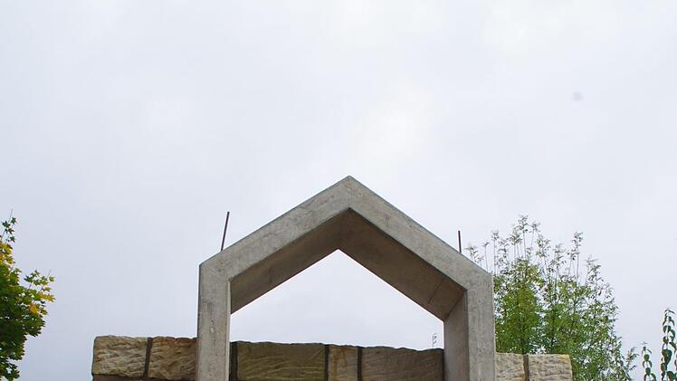 An der Kapelle auf dem Kronacher LGS-Gelände wird gebaut. Foto: Marco Meißner