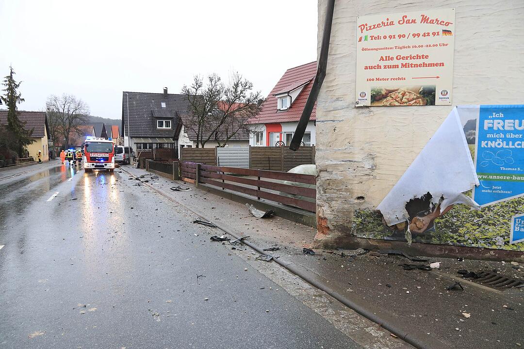 Schwerer Unfall im Kreis Forchheim: Kleintransporter reißt Hausecke ab