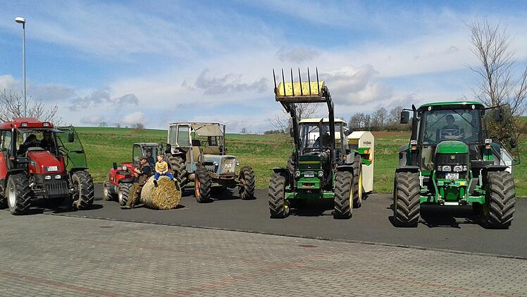 Innerhalb einer Stunde schafften es die Schönderlinger, 118 Bulldogs auf den Festplatz zu karren. Egal, ob ein "echter" oder nur zum "Spielen", jung und alt hatten dabei einen Riesenspaß. Beatrix Lieb