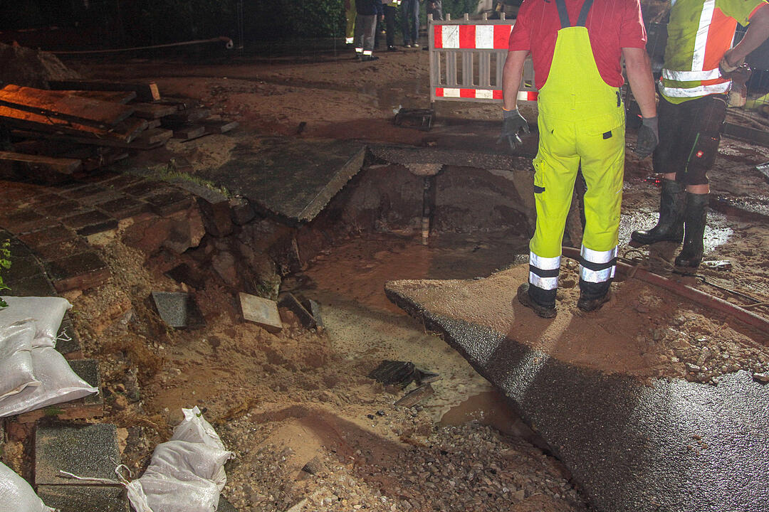 Nürnberg: Beschädigte Leitung setzt einen ganzen Straßenzug unter Wasser
