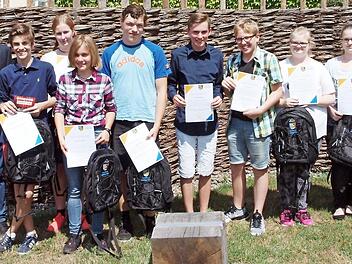 Landrat Christian Meißner (links) zeichnete in Gegenwart von Stefan Hahn (2. v. links), dem Leiter des Sachgebiets Jugend und Familie, zehn Jugendliche für ihr Engagement bei schulischen Projekten und im sozialen Bereich aus. Foto: Alfred Thieret