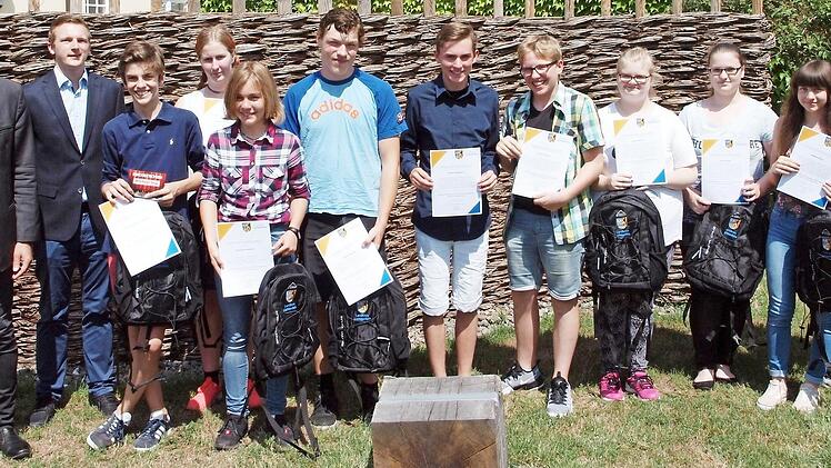 Landrat Christian Meißner (links) zeichnete in Gegenwart von Stefan Hahn (2. v. links), dem Leiter des Sachgebiets Jugend und Familie, zehn Jugendliche für ihr Engagement bei schulischen Projekten und im sozialen Bereich aus. Foto: Alfred Thieret